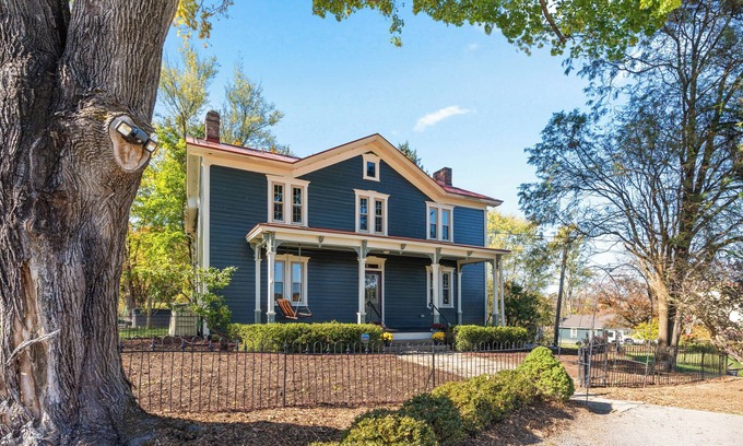 Bakerstown Autre | The Tea House + Hot Tub