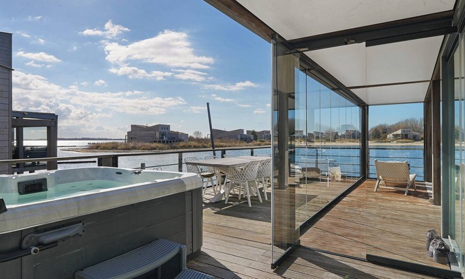 Ouddorp Maison | The terraces of a 4-person Villa Super VIP are located directly by the water, with access to a private swimming pier, jacuzzi and Infrared sauna.