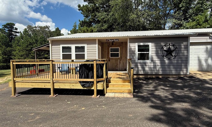 Kilgore Maison | The Texas Roost - 1-bedroom country guest house 7.4 miles to Kilgore College.