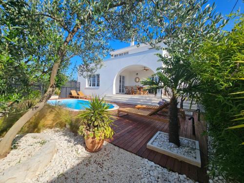 Arbanija Appartement | The Three Flowers Pool House