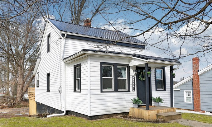 Canal Fulton Maison | The Towpath Retreat: A Cozy Farmhouse Stay