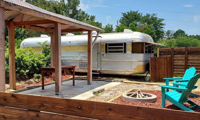 Athens Maison | The "Traveler" luxury glamper near Lake Athens.