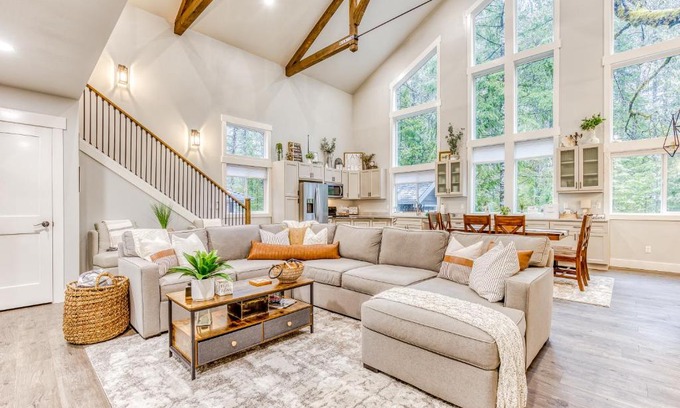 Welches Maison | The Tree Cabin, Pleasant Pines, & Cozy Casita