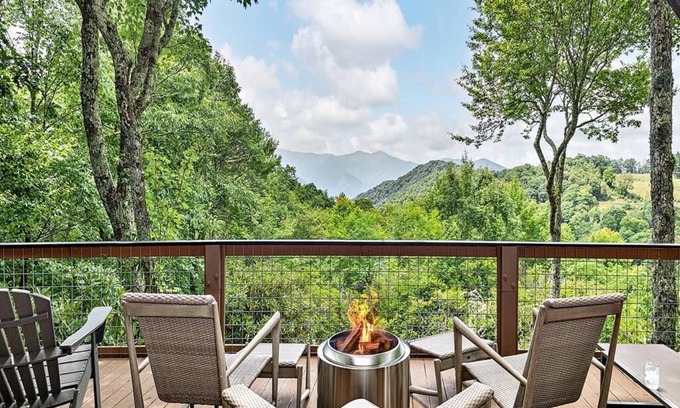 Cataloochee Ranch Cabine | The Treehouse at Cataloochee - Luxury, Mountain Experience at 4,900ft! HOT TUB!!