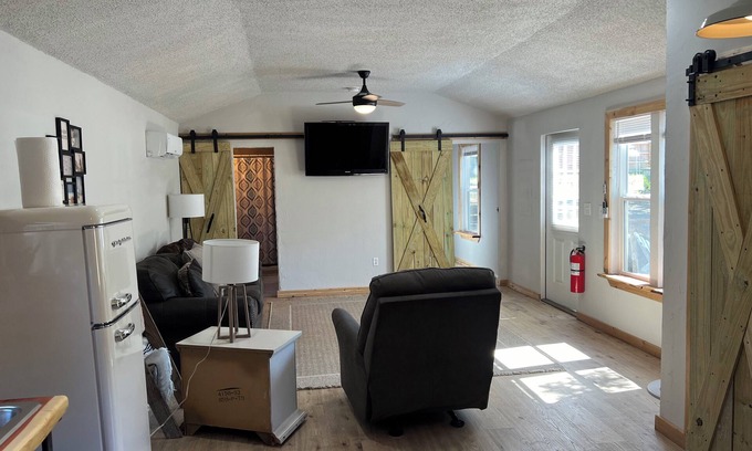 Kingston Cottage | The Unplug & Unwind Cabin - Pet Friendly