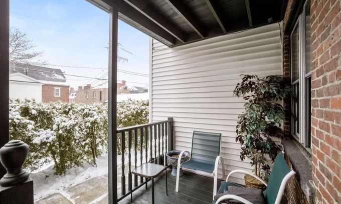 Downtown Appartement | The Urban Green: Stylish Downtown Hideaway