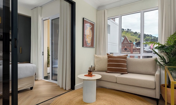 Flora Park Appartement | The Valour Charming Apartment | City and Hill Views