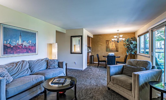 North End Appartement | the Veranda, Best Area, 2 Baths, 2 Bedrooms, WD, Jacuzzi bath, New Carpet, Balcony, 925sf