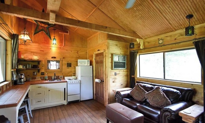 Brenham Cabine | The Veranda is a Secluded Romantic Cabin at Scenic Hill Retreat with Whirlpool Tub