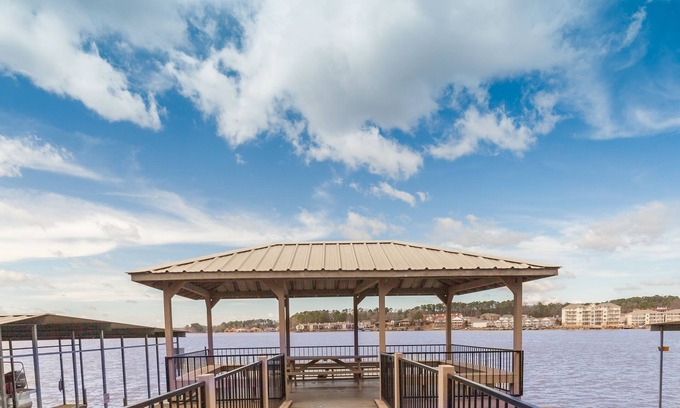 Lake Hamilton Copropriété | Nouvelle annonce, nouvelle rénovation sur le lac Hamilton, 2 chambres 2 salles de bain pour 6 personnes surplombe le lac