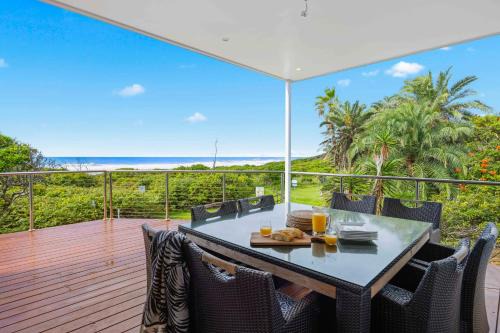 Lake Cathie Maison | The Vibe Beach House - direct beach access, spa