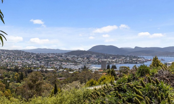 Sandy Bay Appartement | The View 2 bed unit with stunning Hobart outlook