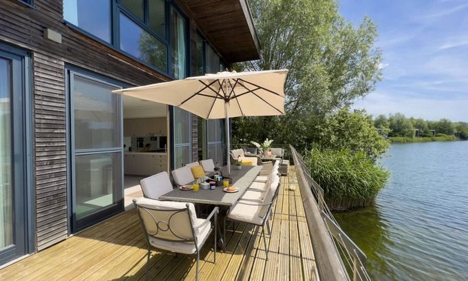 Lechlade Maison | The View, 7 Bowmoor Reach, Lakes by Yoo, sleeps 8 adults plus 2 kids, spa, pool