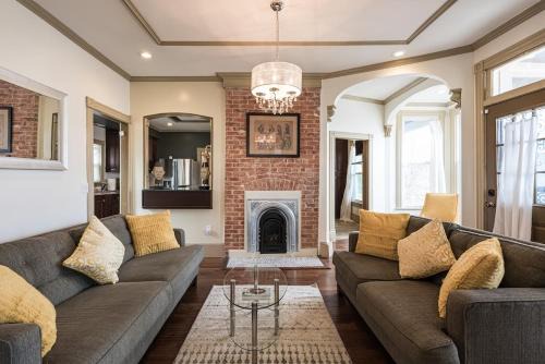 Anacostia Maison | The View DC Elegant King Bed Parking Privacy