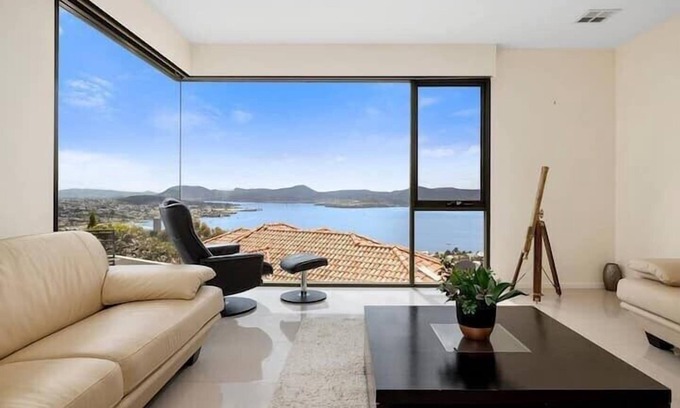 Sandy Bay Maison | "The View" Luxury home 5 bed/3 bath 3km to Casino.