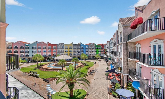 Palm Coast Copropriété | The Village Duo | 2 Condos | European Village | Minutes to Beach & Dining