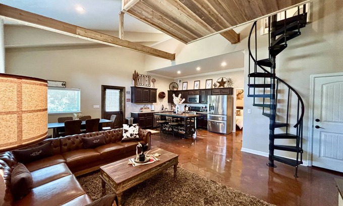 New Ulm Maison | The Vine - Modern, Rustic Barndominium on Vineyard with Private Lake, Sleeps 10