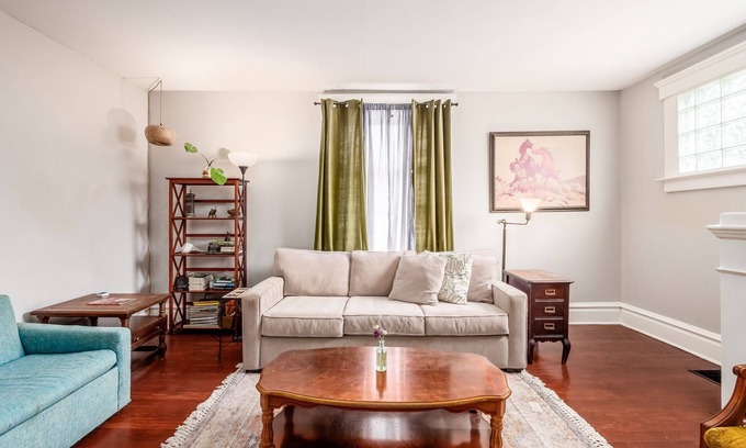 Merion Village Maison | The Beautiful Getaway - 3 Bedrooms - Columbus!