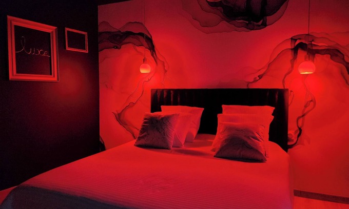 Doue-la-Fontaine Appartement | The Volupté Suite - Luxury, calm and romance with private sauna and Jacuzzi
