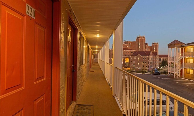 Tallahassee Copropriété | The Ward - Resort Style Gameday Condo