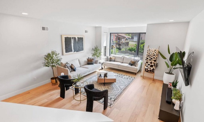 Central Northside Maison | The Warhol Room | Private Room on Arch Street