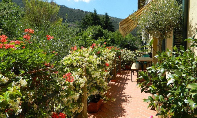 Calci Maison | « La verrue » sur la rive de la rivière.