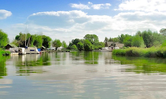 Meesiger Location De Bateaux | The water camper is simply and practically furnished.
