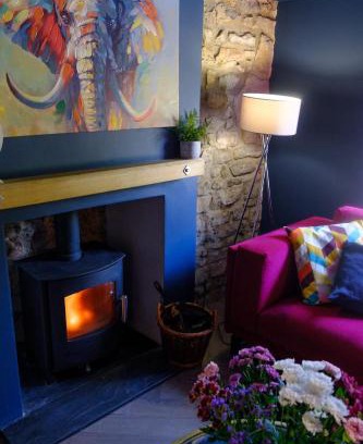 Pilning Maison | The Wave Cottage - 3 Bedroom with off road Parking for 3 Cars or Vans & EV point