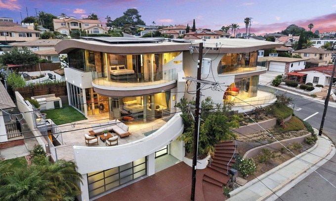 Roseville - Fleet Ridge Maison | The Wave House | Custom Gem w/ Panoramic Views, Fire Pit, BBQ, Pool Table & Wraparound Balconies