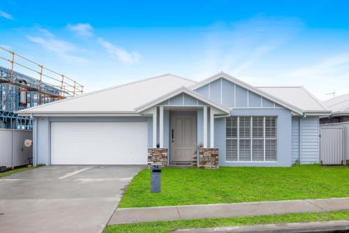 Dunbogan Maison | The Waybre - walk to the beach, ducted aircon