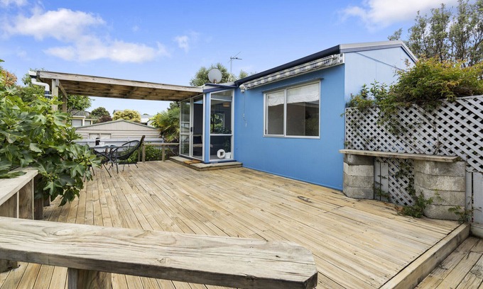 Waikanae Maison | The Wee Blue Bach - Waikanae Beach Holiday Home