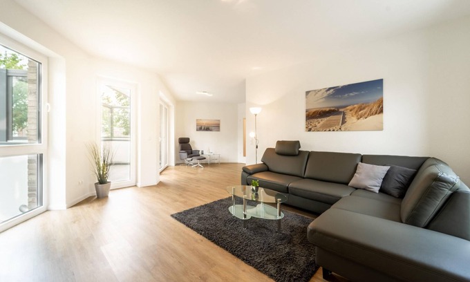 Bad Zwischenahn Appartement | The "Weißer Weg" vacation apartment offers 81 square meters of modern comfort for up to four people.