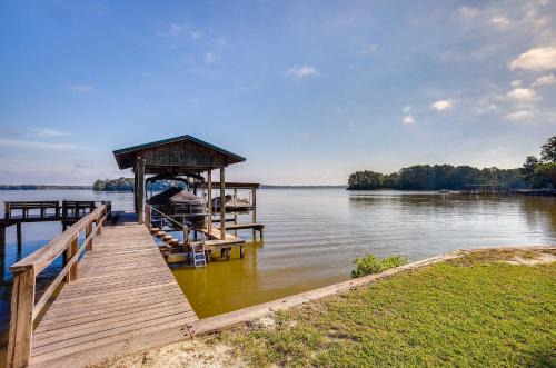 Trinity Maison | The Whacky Shack Family Cabin with Fire Pit!