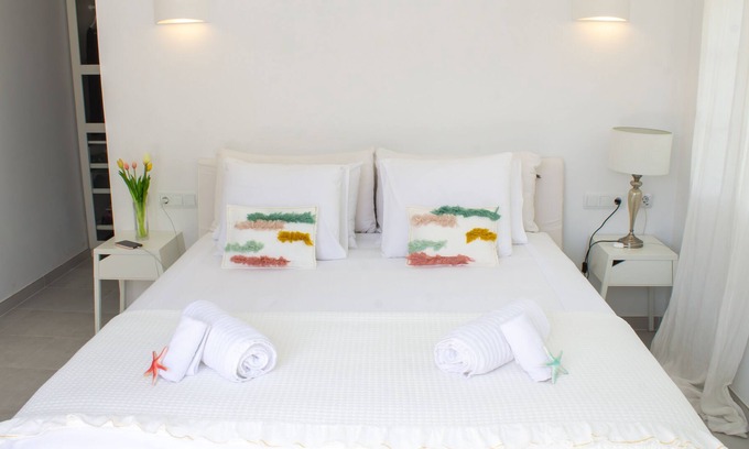 Cala Llombards Chalet De Ski | The White Beach House (Cala Llombards)