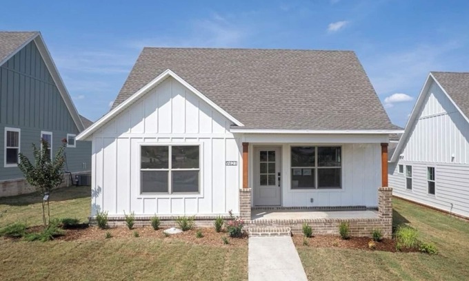 Uniontown Maison | The White Lotus - walking distance to ACHE or ARCBest