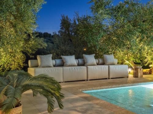 Ano Vasilikos Villa | The White Luxury Villa - Private Seaview Villa with Pool by Villa Mana Gers