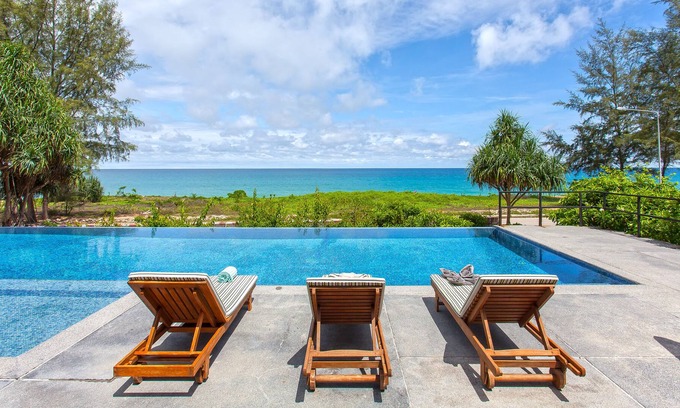 Mai Khao Maison | VillaThe White Pearl 5BR Villa moderne avec piscine sur le front de mer
