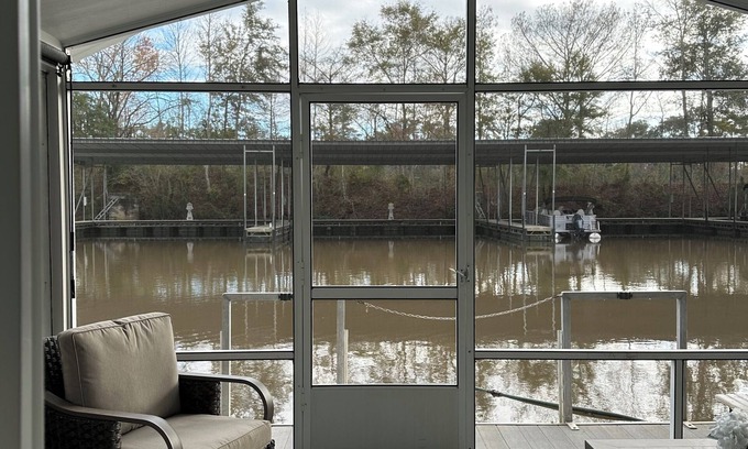 Bainbridge Location De Bateaux | The White Rabbit Cottage. Tranquility, Serenity and Beauty all in one Houseboat