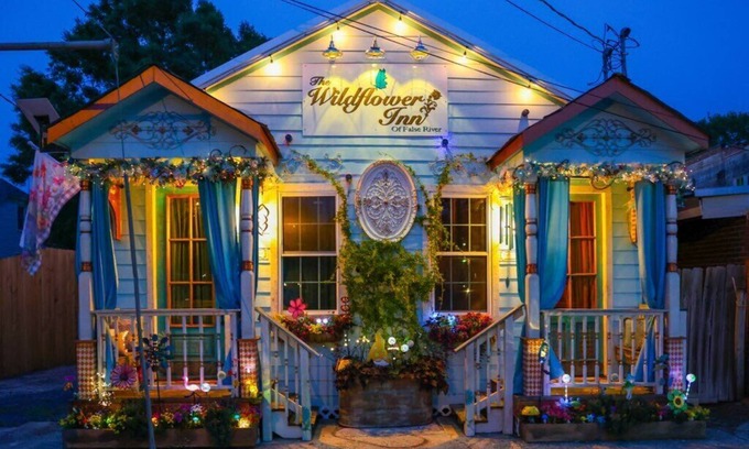 New Roads Maison | The Wildflower Inn of False River-nScarlett Rose Suite