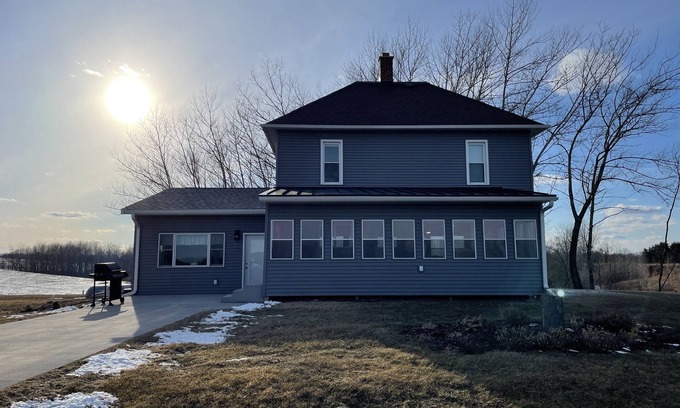 Viola Maison | The Windmill Retreat - Large country home with big yard