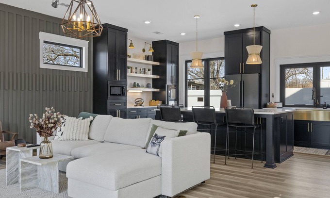 Brazos Maison | The Wishing House, 3 minute walk to the Magnolia Silos