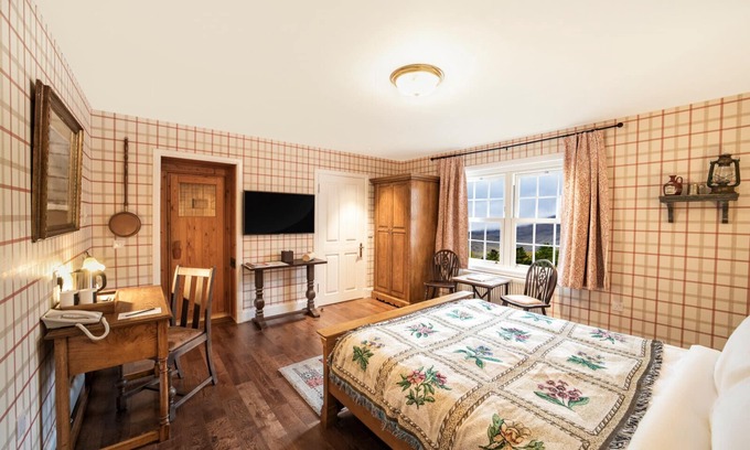 Shiel Bridge Lit Et Petit-Déjeuner | The wooden floors, vintage furniture, and tartan accents create a comfy room