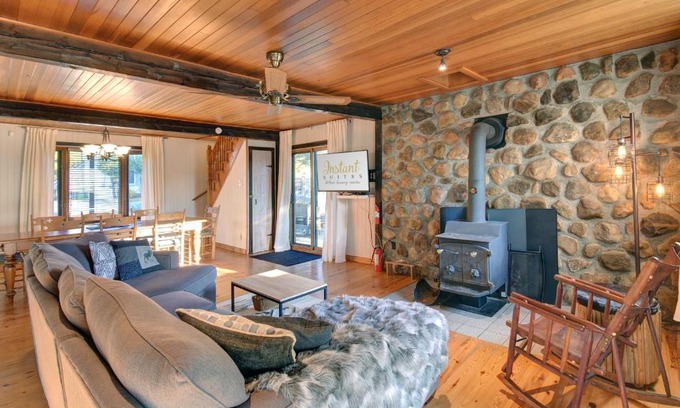 Mont-Tremblant Maison | The Woodland Cabin by Instant Suites - Old Village Mont-Tremblant