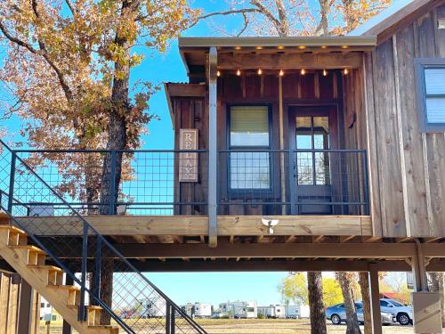 Elm Mott Autre | The Wren Treehouse 15 MIN to Magnolia Baylor