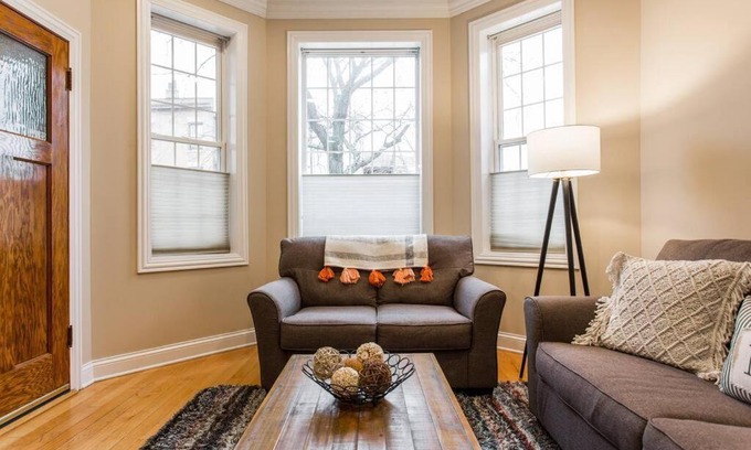 Wrigleyville Appartement | The Wrigleyville Deluxe -Steps from Wrigley Sleeps 10