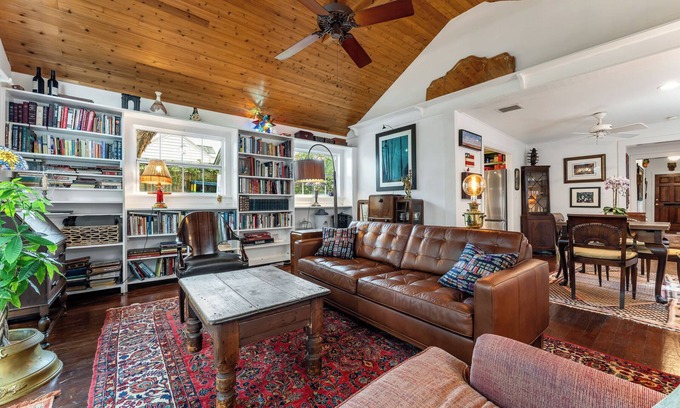 Key West Historic District Maison | THE WRITER'S COTTAGE ~ Renovated 2 BR/2 Ba Home w/ Parking!