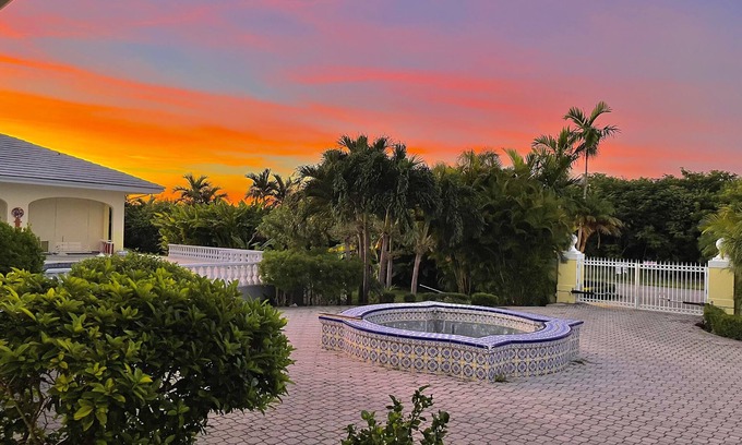 Bahamia West Maison | The Xanadu Tradewinds, Home Away to Paradise 8000 sq ft of privacy and a Pool.