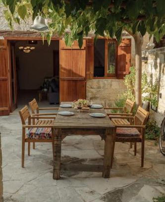 Vasa Koilaniou Maison | The Yard Traditional Residence