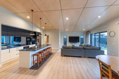 Lake Hawea Maison | The Yellow Door at Lake Hawea