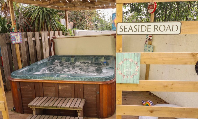 Withernsea Cottage | THE YELLOW HOUSE, pet friendly, with hot tub in Withernsea